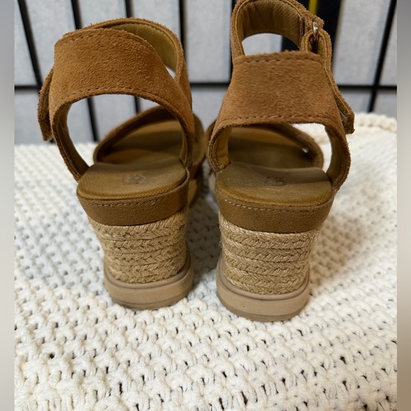 UGG Ileana Tan Wedge Sandals Size 8 - Picture 3 of 6
